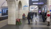 Возложение цветов на месте теракта в петербургском метро