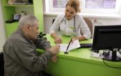 Участковые терапевты должны получать специальную надбавку